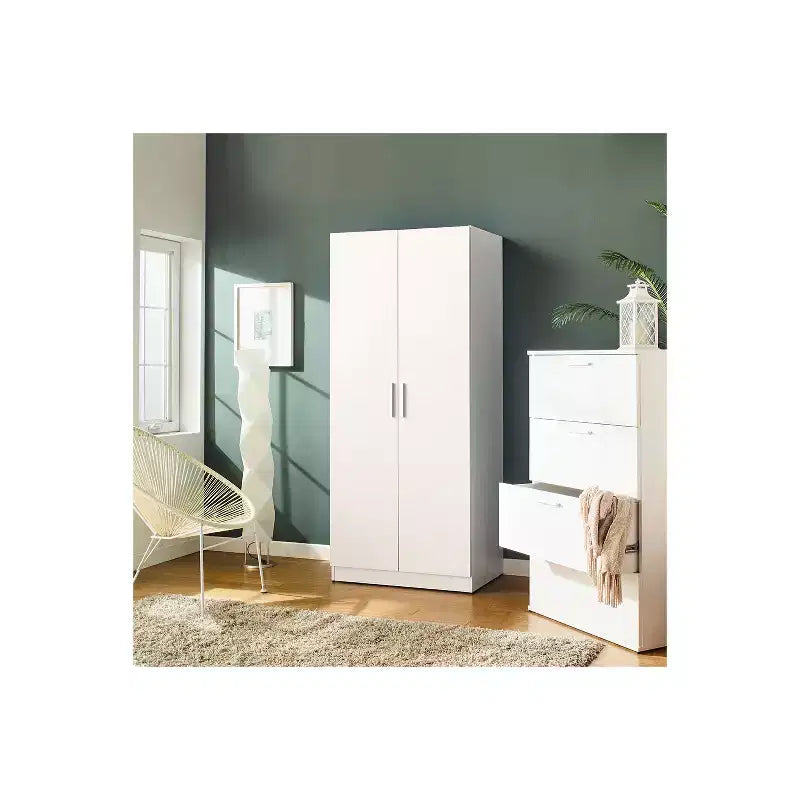 Armadio contemporaneo in legno con appendiabiti e cinque ripiani in bianco