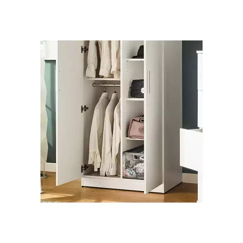 Armadio contemporaneo in legno con appendiabiti e cinque ripiani in bianco