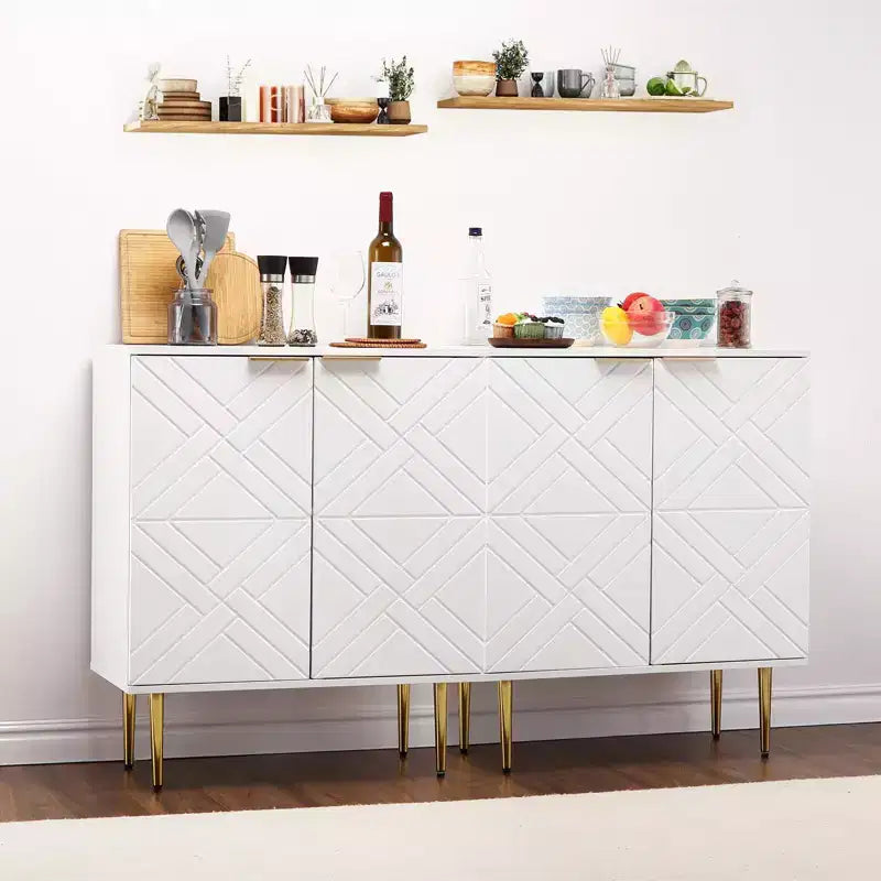 Credenza in legno con ante a rilievo, pomelli e ripiano dorati – Bianco