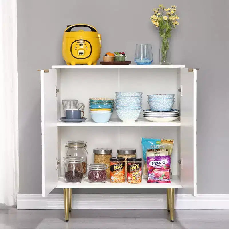 Credenza in legno con ante a rilievo, pomelli e ripiano dorati – Bianco