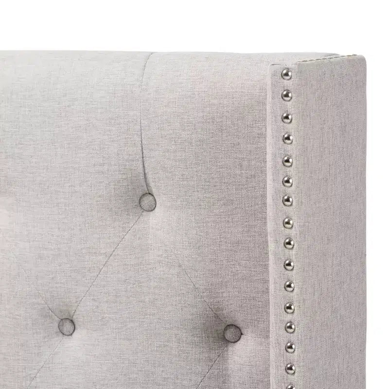 Testiera king-size imbottita con alette, bottoni capitonné e borchie – Grigio Tortora Chiaro