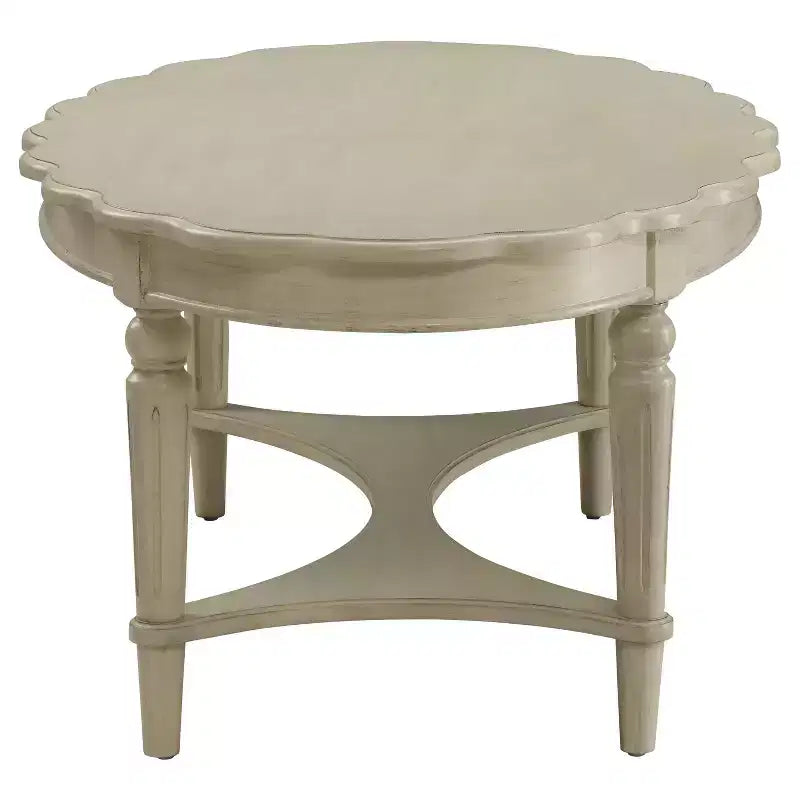 Tavolino ovale Off-White con gambe in legno intagliato e ripiano inferiore